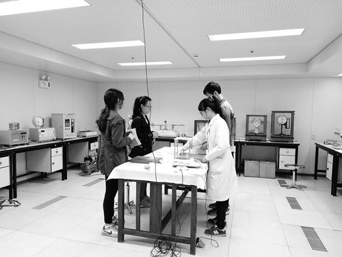 中国商业联合会针棉织商品质检测试中心业务骨干到天津市纺织纤维检验所交流纸制品检验心得